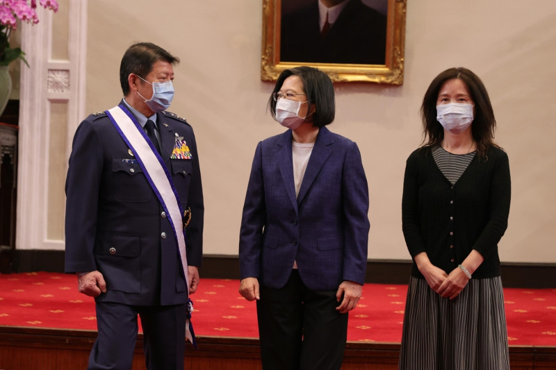 張哲平上將（左）伉儷與總統蔡英文   圖：總統府提供