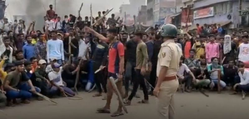 印度警方控制大批抗議者。   圖:翻攝自騰訊網