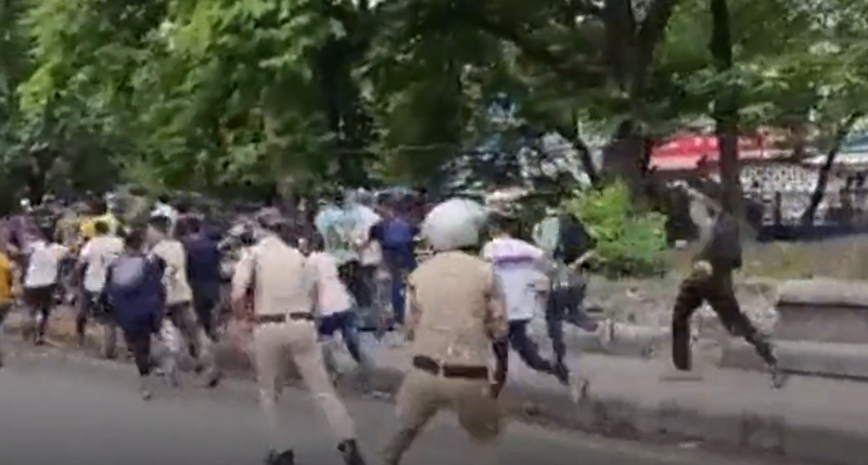 印度警方驅趕大批抗議徵兵改革的民眾。   圖:翻攝自騰訊網