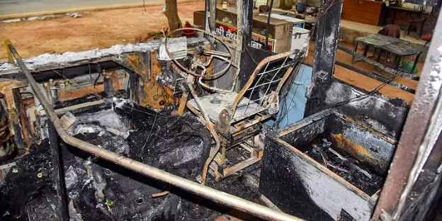 印度公車也被抗議者焚毀。   圖:翻攝自微博