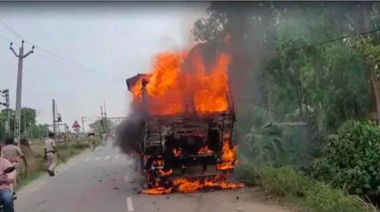 印度公車也被抗議者焚燒。   圖:翻攝自微博
