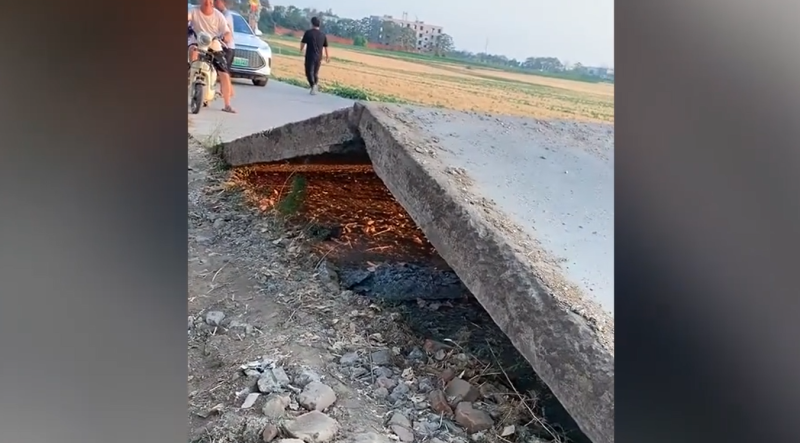 河南焦作一處水泥路面，因高溫膨脹翹起。   圖 : 翻攝自微博