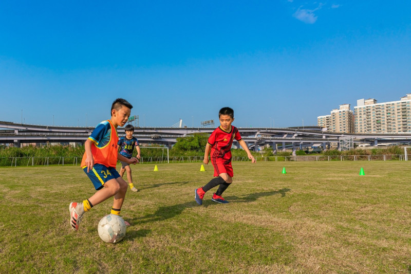 新店區首座十一人制戶外足球場就在新店溪左岸陽光運動園區。   圖：新北市水利局提供