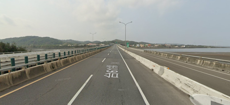 為避免西部國道新竹至台南部分路段壅塞情形，因此高公局建議民眾可多利用台61線作替代道路。   圖：翻攝自Google Maps（示意圖）