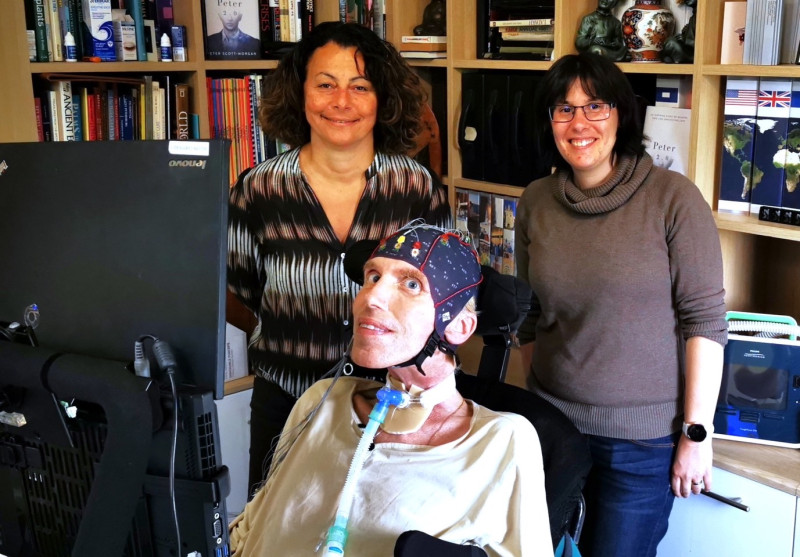 英特爾預期計算實驗室主管 Lama Nachman 帶著英特爾的腦機接口專家 Bruna Girvent 探望彼得(前中)。   翻攝自彼得推特@DrScottMorgan