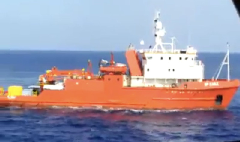 社群媒體流傳影片中指一艘船身為橘色系救難船DP EAGLE(IMO: 7407752)參與搜救，但經快速反向圖像搜索，證實該船已被重新命名並退役。   圖：翻攝Benjamin Pittet推特
