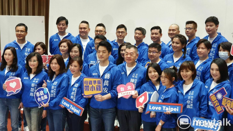 國民黨台北市長參選人、立委蔣萬安與藍營議員參選人一起拍攝形象照。   圖：周煊惠 / 攝