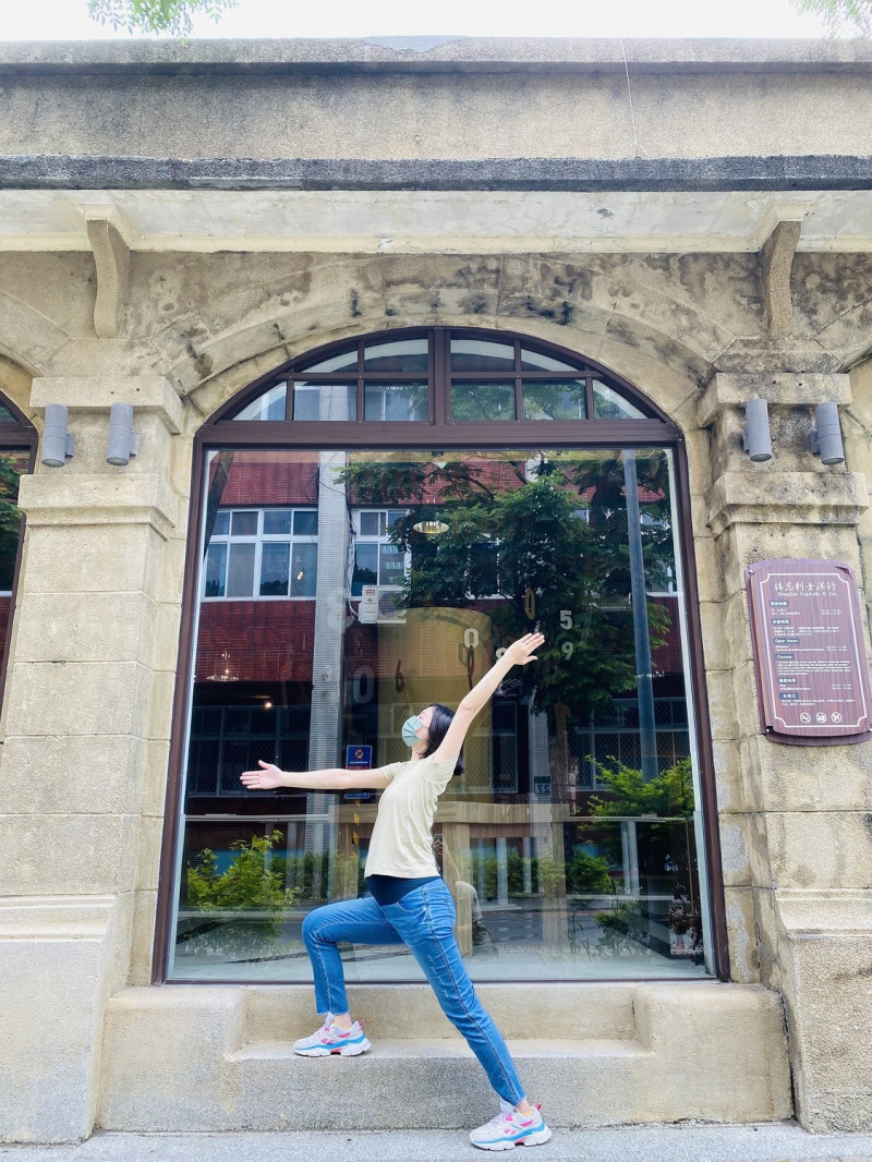 淡水古蹟博物館在國際瑜珈日推出《淡古瑜珈八式》創意影片，讓大家做瑜珈還能認識古蹟，其中，用「英雄式」展現得忌利士洋行的窗戶設計。   圖：淡水古蹟博物館提供