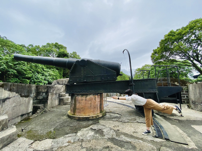 淡水古蹟博物館在國際瑜珈日推出《淡古瑜珈八式》創意影片，讓大家做瑜珈還能認識古蹟，其中，滬尾礮臺的阿姆斯托朗砲類似「平衡木式」。   圖：淡水古蹟博物館提供