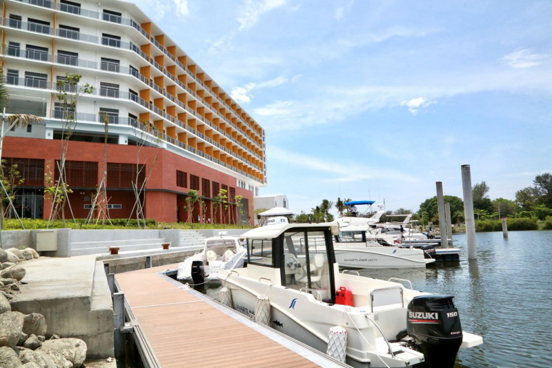 福爾摩沙遊艇酒店緊鄰安平水景公園，水景公園對面就是安平古堡，同時也是全台唯一擁有遊艇碼頭的飯店。   圖：黃博郎／攝（資料照）