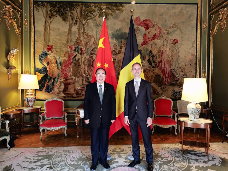 中國歐洲事務特別代表吳紅波（左）會見比利時外交部部長庫爾曼。   圖：取自中國駐比利時大使館官網