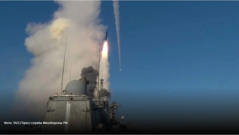 俄軍從海上發射「口徑巡弋飛彈」攻擊烏克蘭城市。（資料照）   圖：擷取自樞密院十號