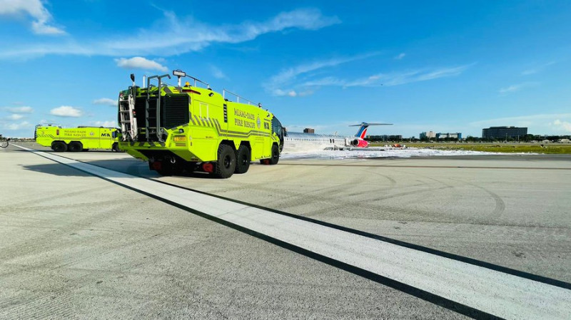 邁阿密消防局出動專門泡沫卡車救援飛機迫降。   圖：擷取自邁阿密消防局推特