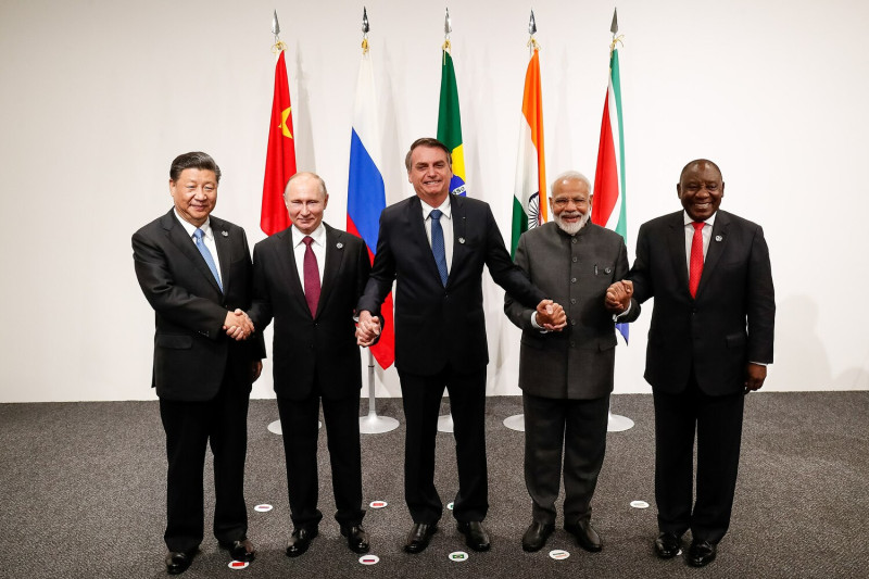  金磚五國峰會領導人握手合照。2019年資料照。   圖：擷取自維基百科