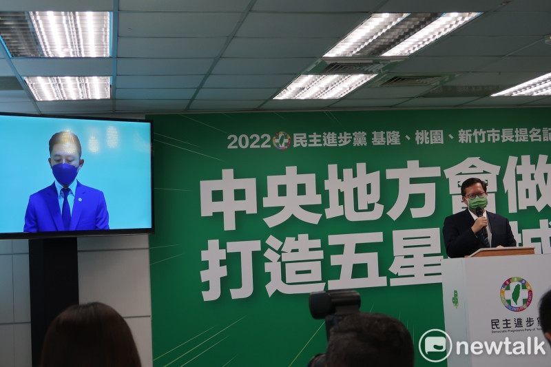 民進黨桃園市長候選人林智堅（左）以視訊方式出席提名記者會   圖：林朝億/攝