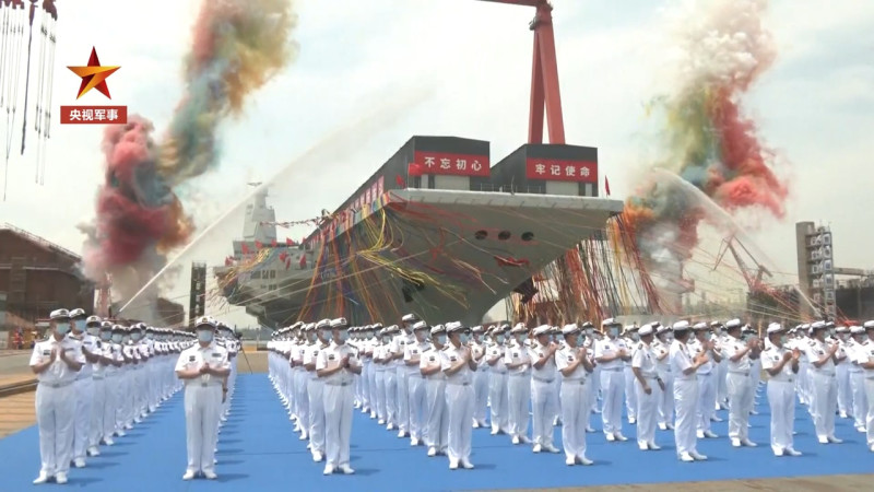 中國第3艘航母「福建號」17日於長江口的江南造船廠舉行下水儀式，因為使用蒸汽動力，性能遭到國際質疑。   圖：翻攝自《央視》