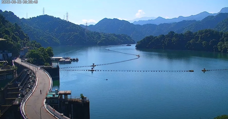 這次颱風石門水庫進帳5200萬噸，預估至10月底前供水無虞（圖為石門水庫）。   圖：截取自石門水庫即時影像（資料照）