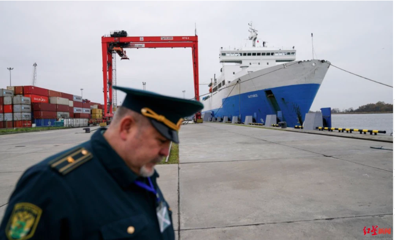 俄羅斯海關官員在加里寧格勒地區巴爾提斯克港口工作   圖：翻攝自騰訊網