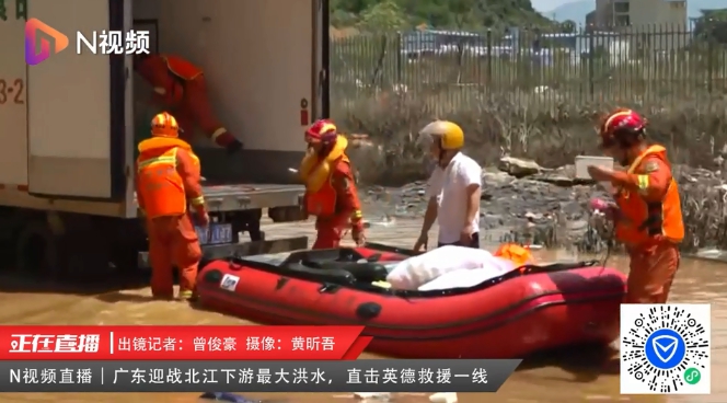 中國多地發生洪水氾濫，消防人員出動橡皮艇搶救。   圖 : 翻攝自視頻