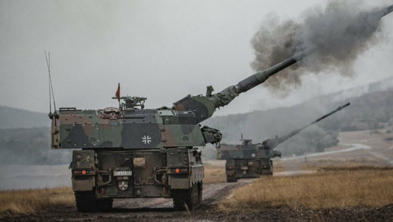德製PzH2000自走砲已前進烏克蘭戰場前線。   圖：擷取自阿列克謝·列茲尼科夫推特