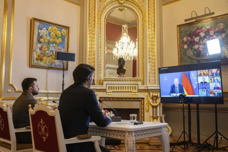 在 5 月 8 日烏克蘭總統澤連斯基 (左) 與 G7 領導人進行視訊會議。(資料照片)   圖：擷取自紅星新聞