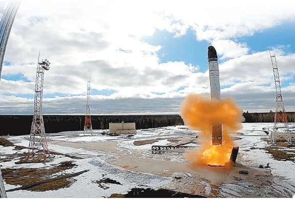 俄羅斯發射薩爾馬特導彈，可搭載核彈頭。   圖 : 翻攝自俄羅斯國防部