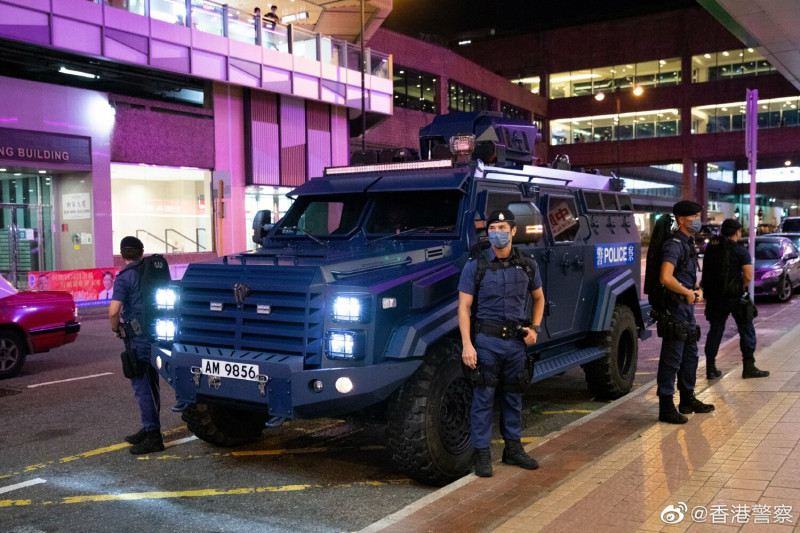 香港警隊與新型裝甲車「劍齒虎」。   圖：取自微博
