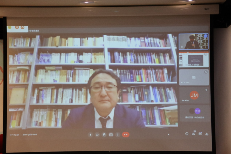 早稻田大學萬歲寬之教授透過視訊進行主題演講。   圖：台灣日本研究院提供