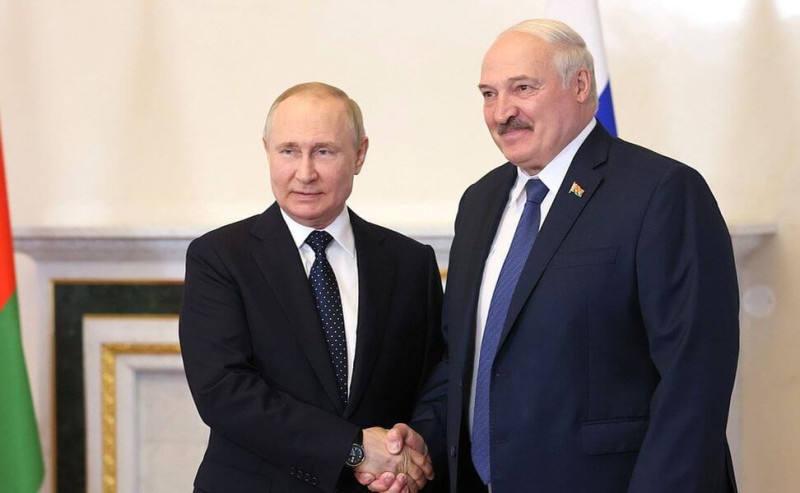俄羅斯總統蒲亭（左）25日接見白俄羅斯總統魯卡申柯（右）時表示，未來幾個月內將運交可搭載核彈頭飛彈予白俄羅斯。   （圖取自克里姆林宮網頁kremlin.ru）