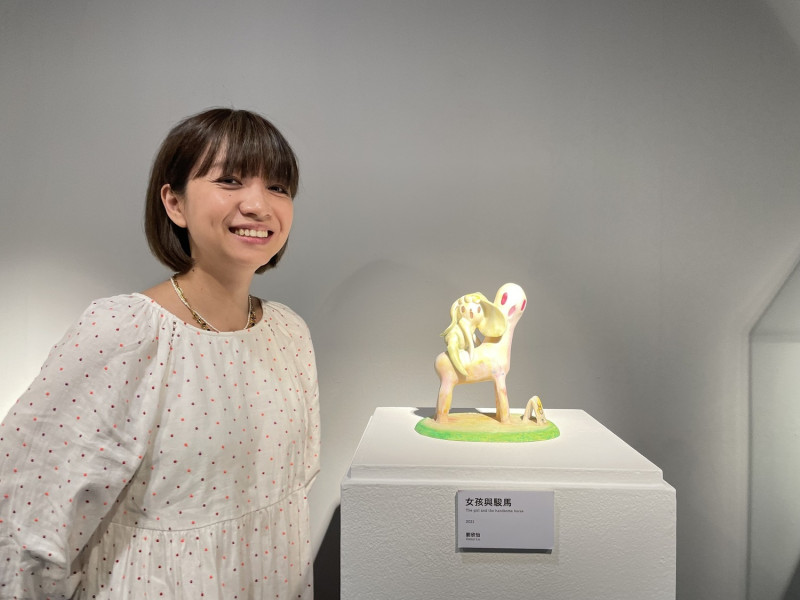《女孩與駿馬》是劉欣怡察覺紐約人快樂做自己不在意別人眼光的樣貌，陶塑的驚訝表情，是對文化衝擊的紀錄。   圖：鶯歌陶瓷博物館提供