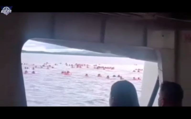 菲律賓一艘跨海渡輪今（26）日下午在外海失火，船上共165人跳海逃生，現場情況被附近船隻拍下。    圖：翻攝自YouTube