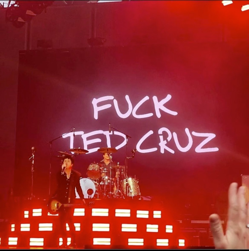 美國搖滾樂團 Green Day 在演唱會痛罵德州參議員Ted Cruz。   圖:翻攝自推特