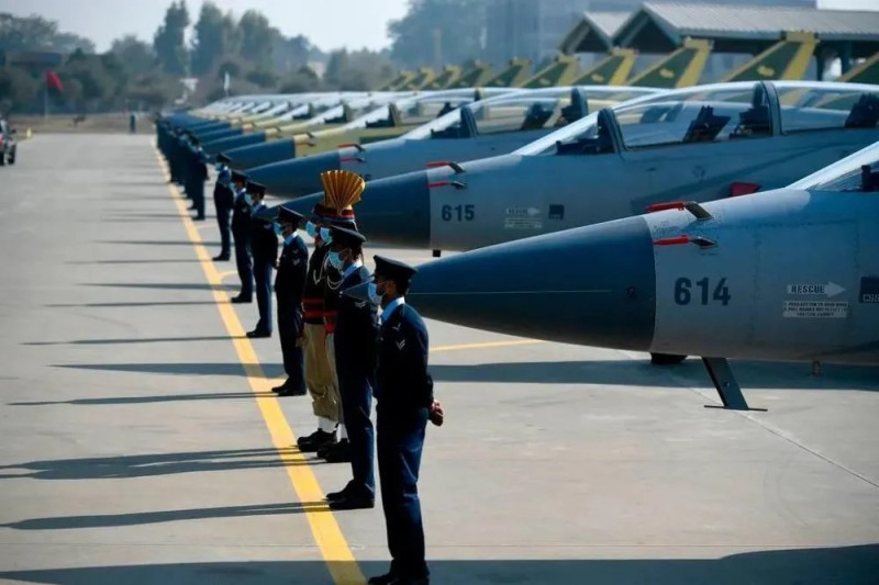 中國與巴基斯坦研發聯合研發的梟龍戰機在巴基斯坦閱兵典禮中亮相。   圖：擷取自樞密院十號