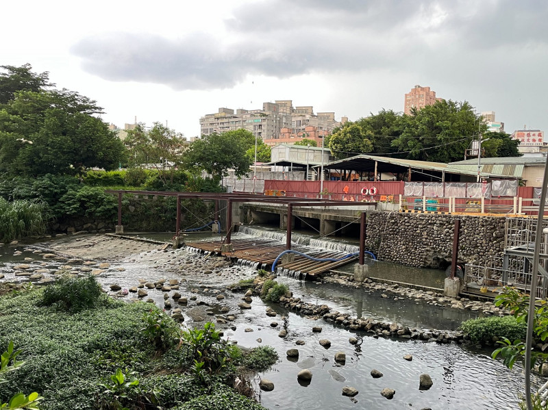 清理管中阻塞物，需暫時阻擋水體流入截流管線。   圖：新北市水利局提供