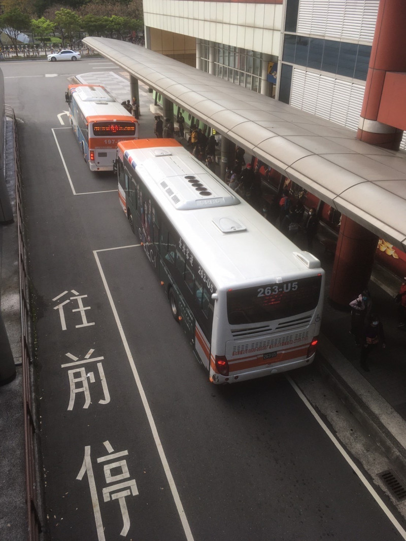 第一月台公車停靠乘車情形。   圖：新北市交通局提供