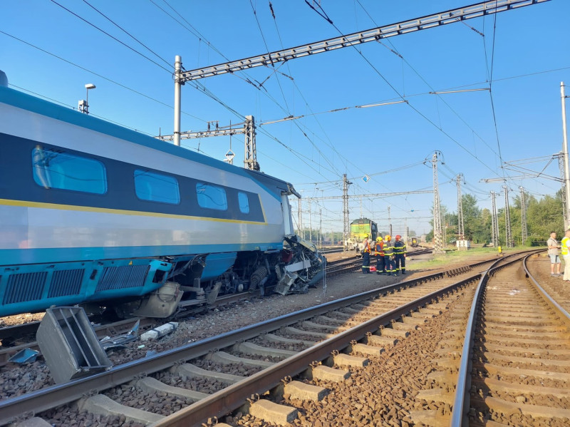 該列車司機當場死亡，4 名當時在火車頭上的員工，及 1 位子彈列車員工受傷。   圖：擷自推特@PoliceCZ