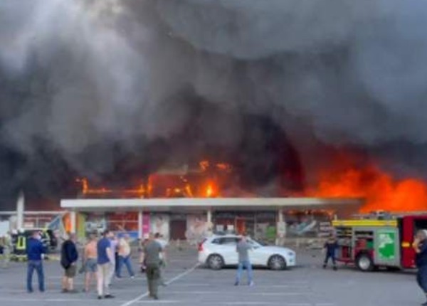 烏克蘭中部波塔瓦州克勒曼楚市一處購物中心27日遭俄羅斯飛彈攻擊。   圖：翻攝澤連斯基Telegram帳號