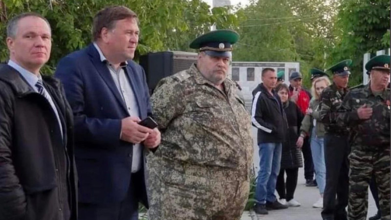 帕維爾身形肥胖引起關注，不但軍服須特製、要同時穿兩件防彈背心才能遮住特大的肚腩。   圖：翻攝推特