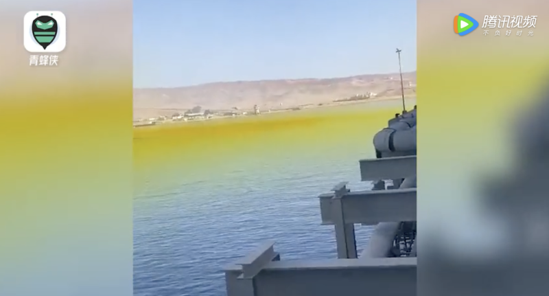 約旦港口氯氣儲存槽爆炸，後續氣體外洩至沿岸上。   圖：擷取自騰訊