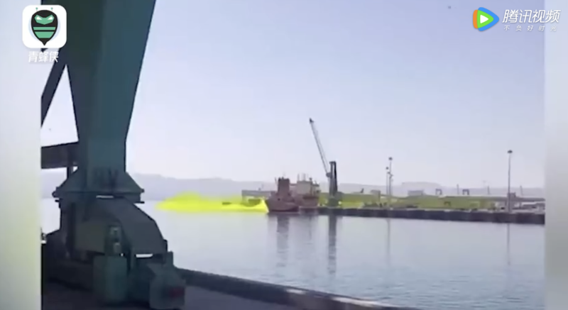 約旦港口氯氣儲存槽爆炸，後續氣體外洩至沿岸上。   圖：擷取自騰訊