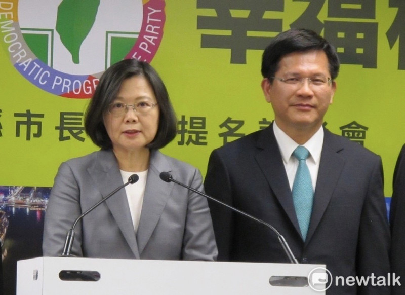總統蔡英文（左）與前交通部長、無所任大使林佳龍（右）。   圖：林朝億/攝（資料照）