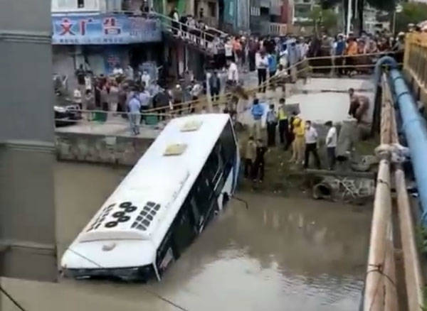 上海市浦東區28日發生公車墜河意外。   圖：翻攝陸網