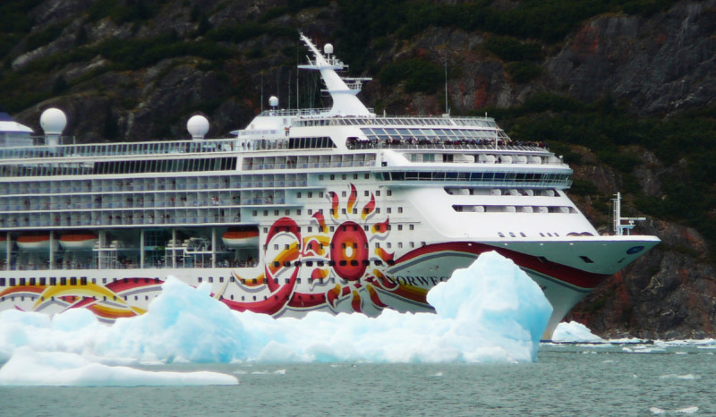 挪威郵輪公司旗下挪威太陽號傳在阿拉斯加冰川之旅中撞擊小型冰山。   圖：翻攝Cruise Hive推特