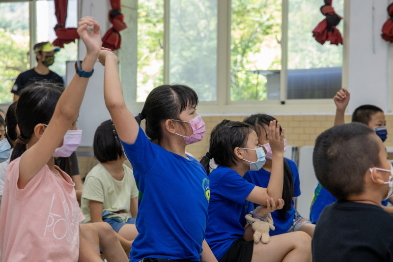 參與山野教育講座的石碇國小學生，踴躍舉手提問並回答講師問題。   圖：新北市觀旅局提供