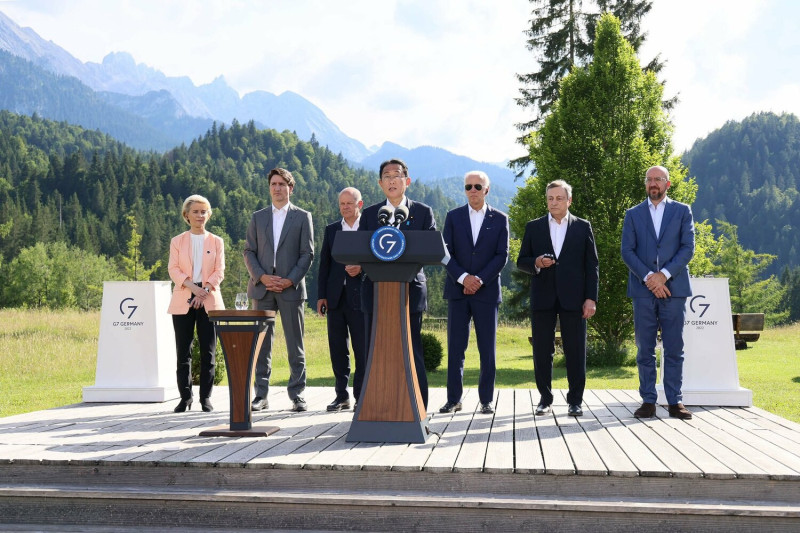 日本首相岸田文雄（中，站講台者）參與G7高峰會，直指中國為印太地區帶來威脅，強調不容許以武力片面改變現狀的行為。   圖：翻攝自岸田文雄臉書