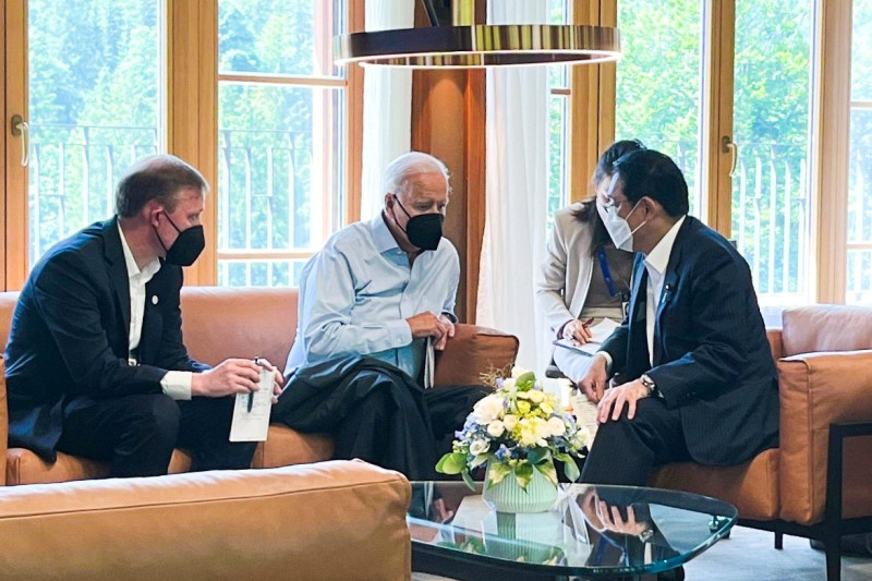 日本首相岸田文雄（右起）與美國總統拜登在北大西洋公約組織峰會前，先進行交流。   圖：翻攝自日本首相官邸臉書
