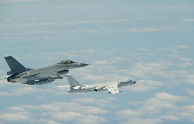 解放軍機轟-6繞行台海，國軍派F-16戰機近距離「伴飛」。   圖 : 翻攝自中華民國空軍