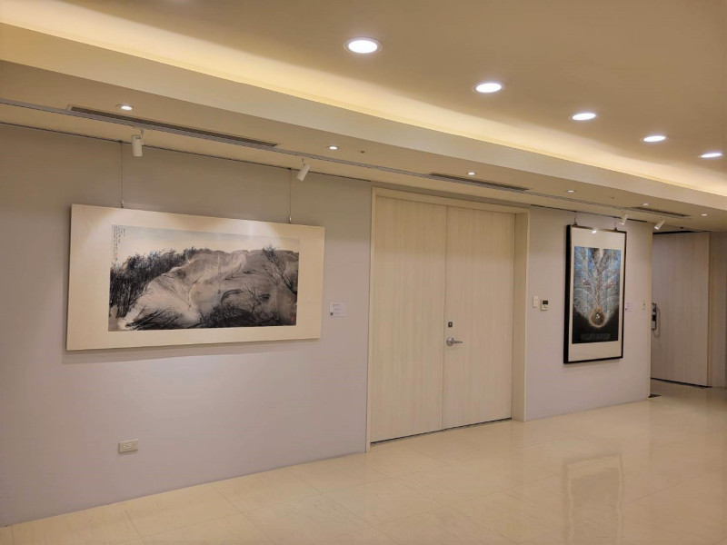 （左）藝術家黃才松作品《沙流意自隨》與藝術家李振明作品《當存在已不再》（右）。   圖：新北市文化局提供