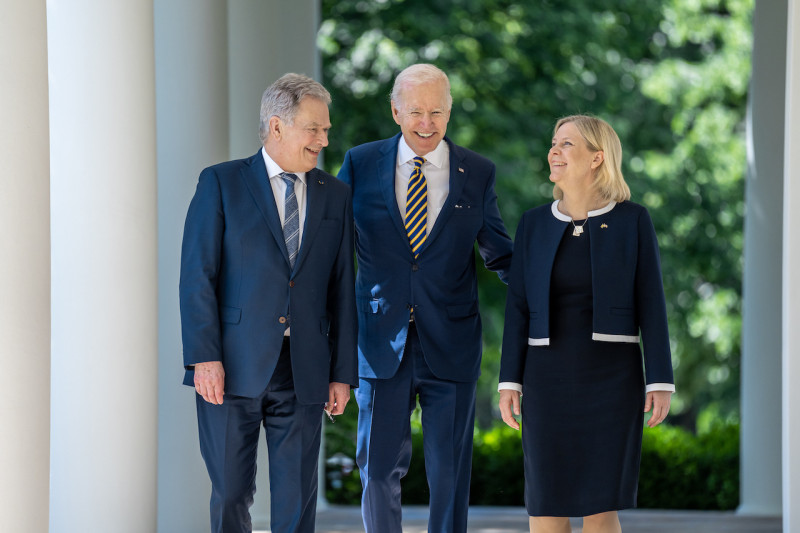 今年五月美國總統拜登（Joe Biden）邀請芬蘭總統尼尼斯托（左）、瑞典總理安德森（右）訪問白宮。   圖：擷取自拜登推特