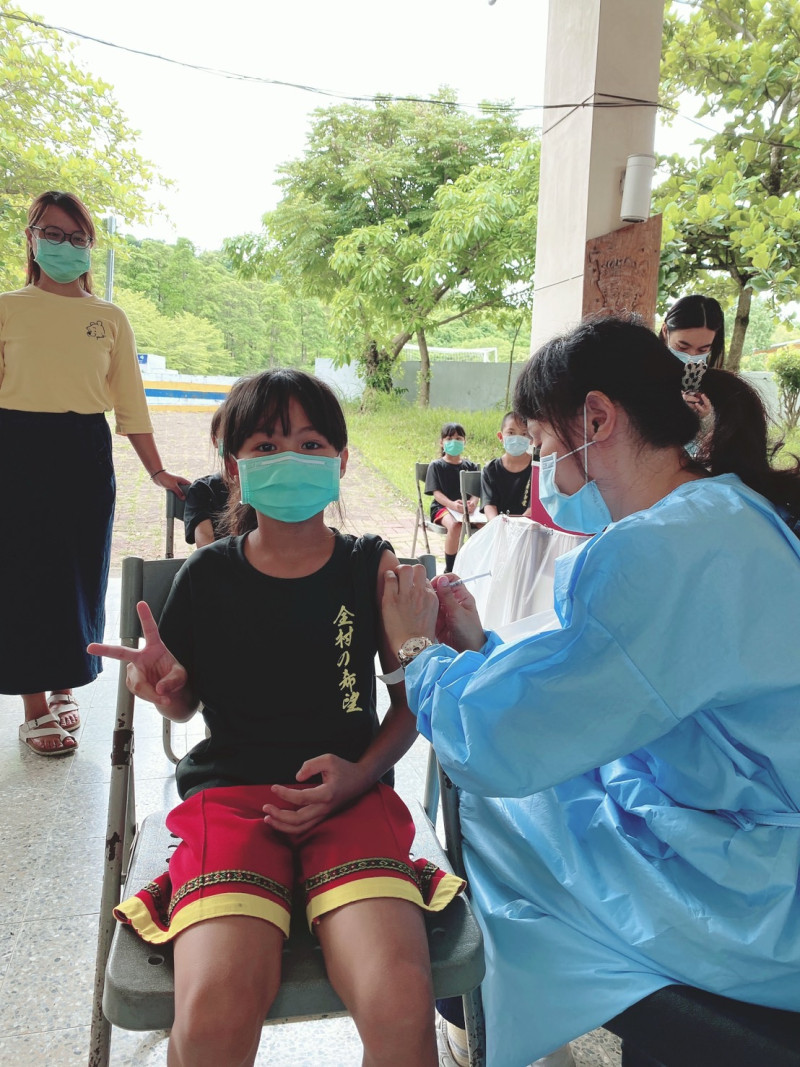 屏東春日國小學生施打第二劑BNT疫苗。   圖：屏東縣政府提供